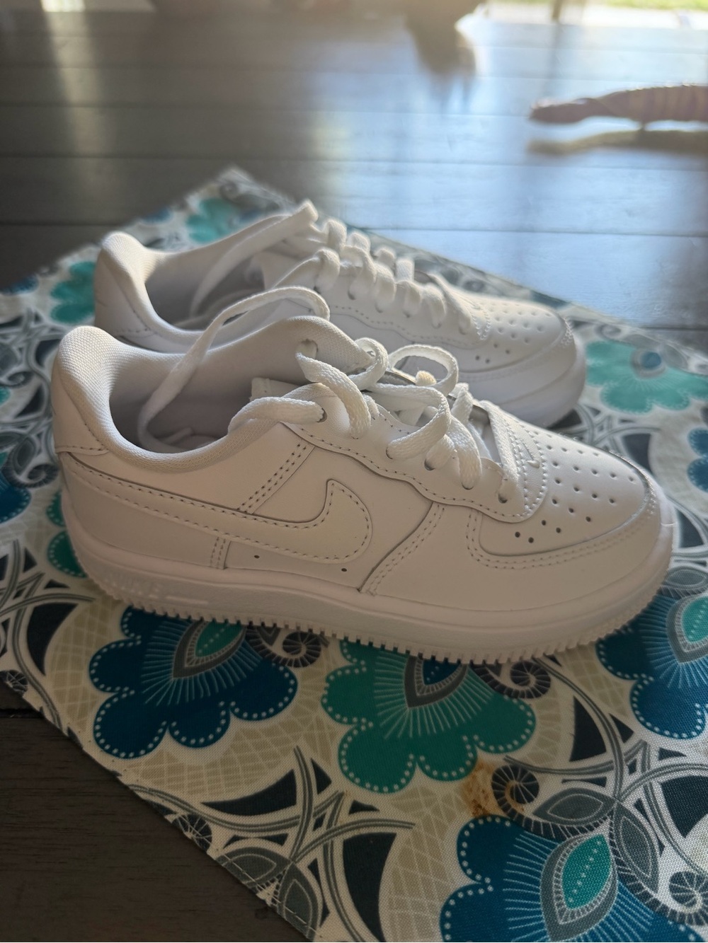 Nike Kids White Sneakers - Picture 2 of 5